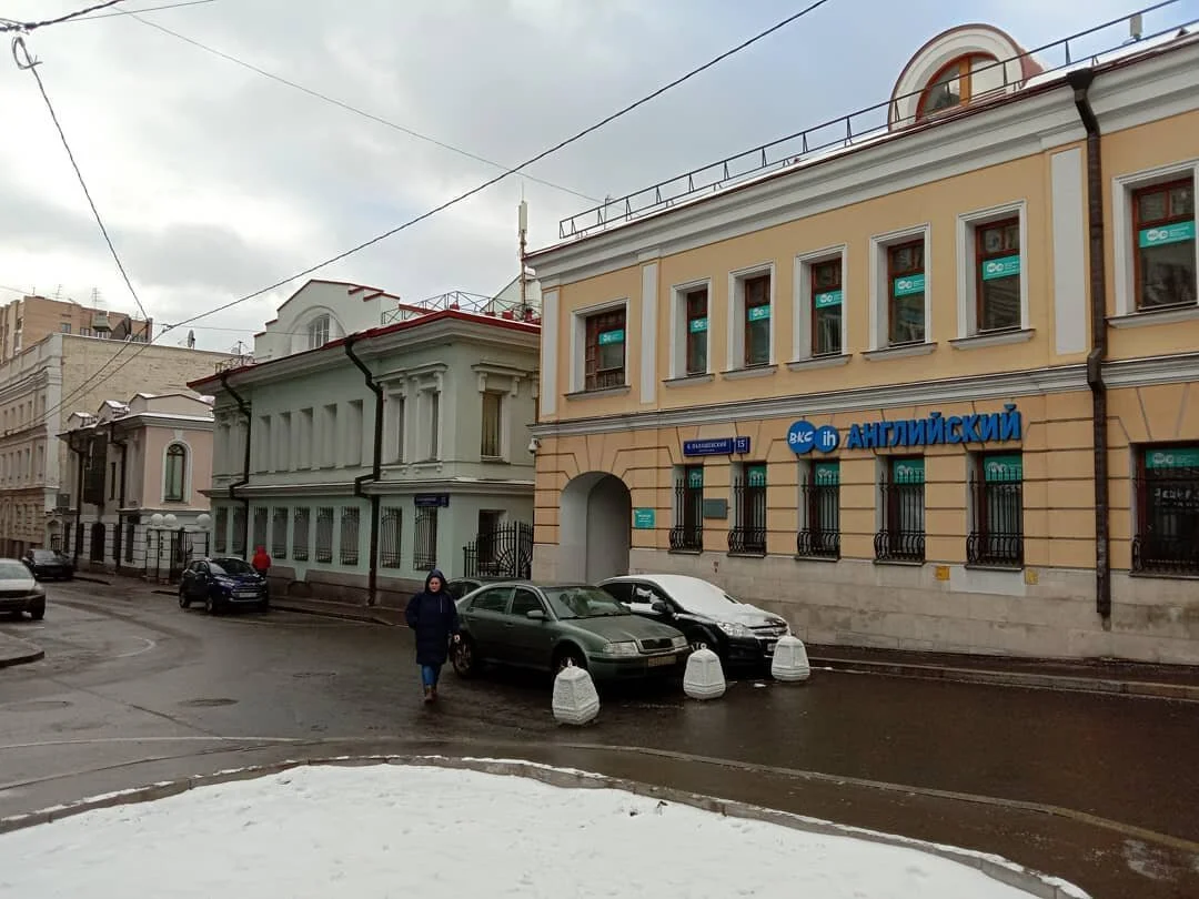 На Патриарших прудах в Москве задумали снести шесть малоэтажных особняков. На их месте хотят построить 9-этажный жилой комплекс