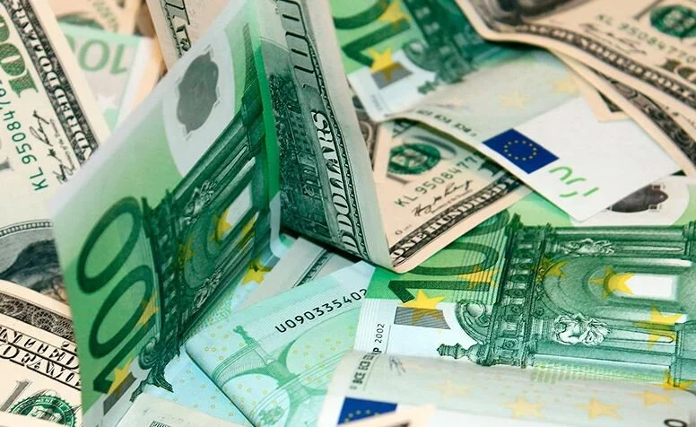 Пассажирка рейса из Томска присвоила "ничейный" миллион, найденный в туалете на борту