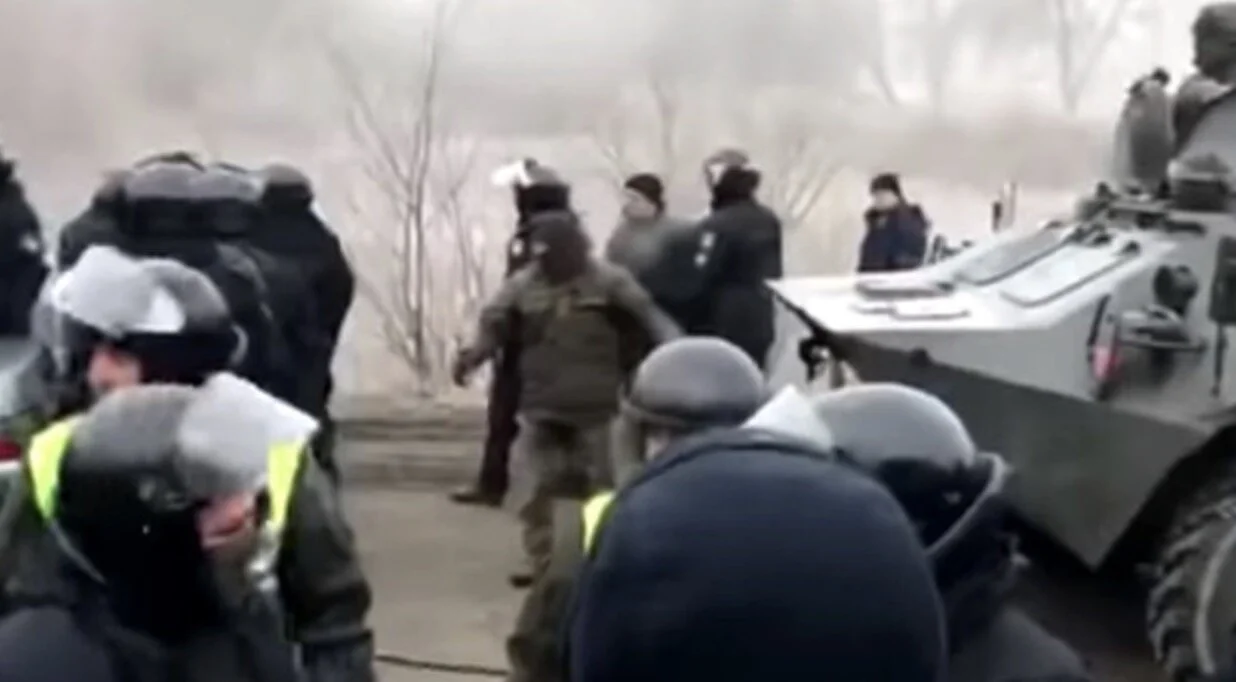 В регионах Украины баррикады и стычки с полицией из-за прибытия эвакуированных из Китая. ВИДЕО