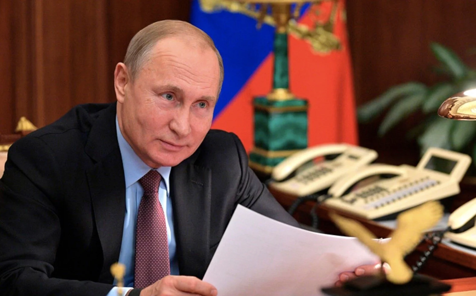 В новых поправках Путина к Конституции упомянут Бог , а Россия - правопреемница СССР