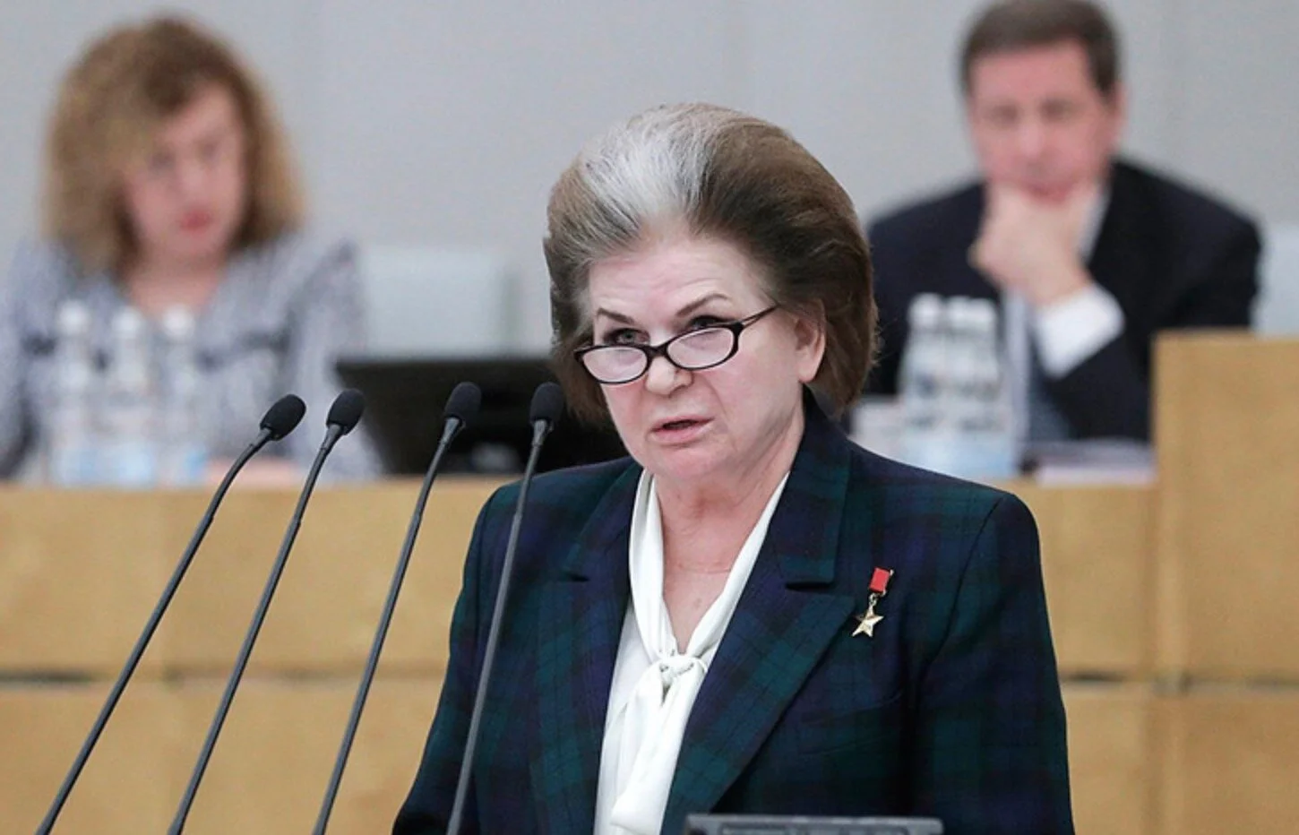 Терешкова обвинила противников обнуления сроков Путина в нелюбви к России. Тем временем в интернете собирают подписи и просят переименовать названные в ее честь улицы и парки