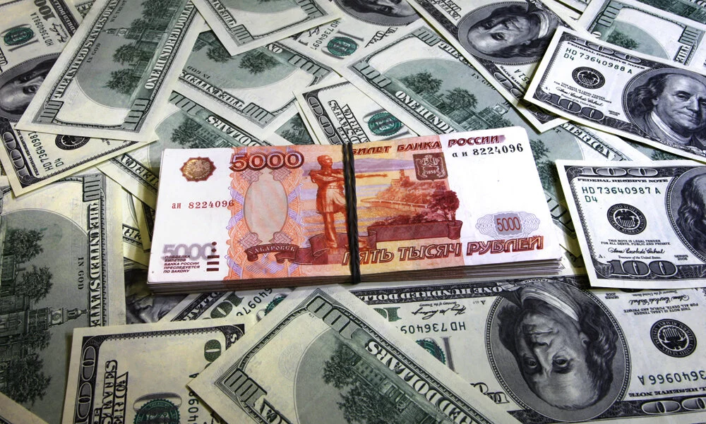Доллар перевалил за 82 рубля, в бюджете пробоина, экономика России на грани штопора: что происходит
