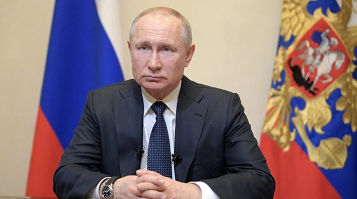 Путин объявил каникулы на неделю, мораторий на налоги и штрафы, перенес голосование, объявил о льготах и выплатах