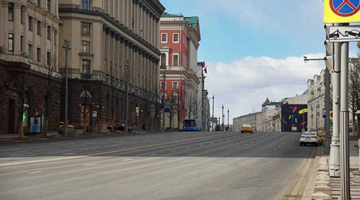 В Москве перед "каникулами" закрывают все, что еще работало, и не ждут гостей
