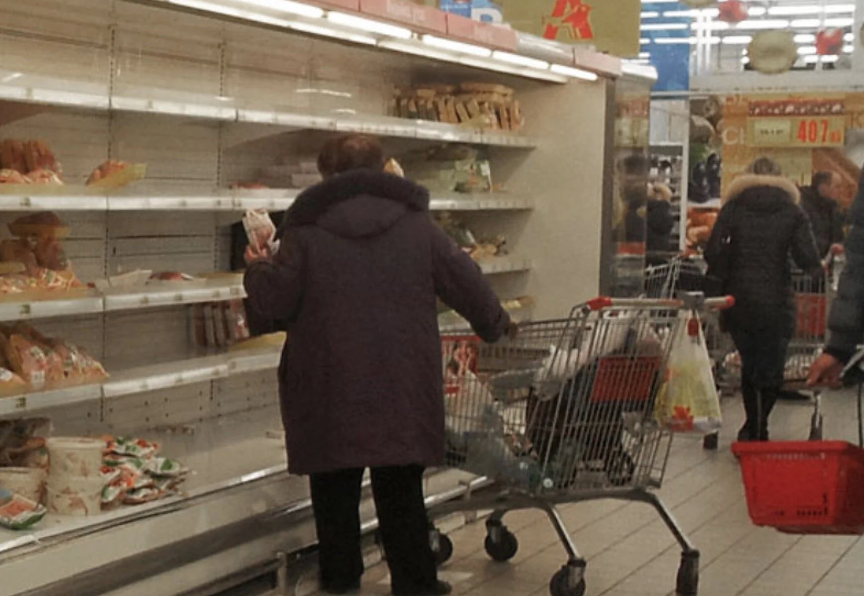 Россияне из-за коронавируса сметают продукты в магазинах рекордными темпами