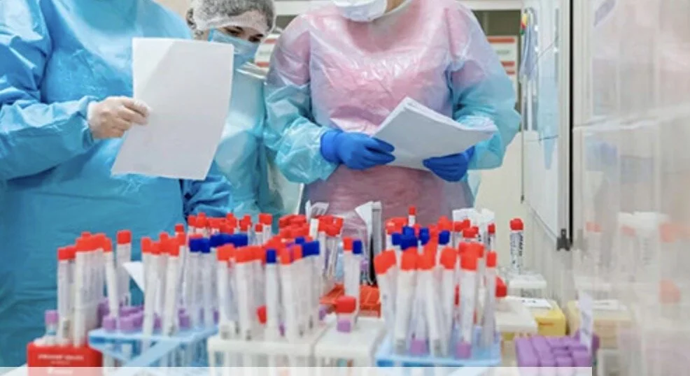 За последние сутки количество инфицированных COVID-19 в России впервые увеличилось более чем на 2000 человек: чего ожидать?