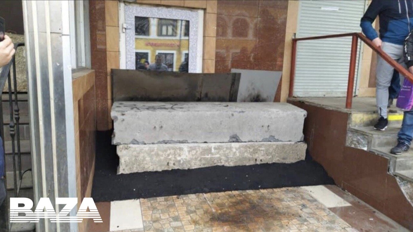 В центре Москвы залили бетоном вход в кафе, которое продолжало работу во время карантина. ФОТО