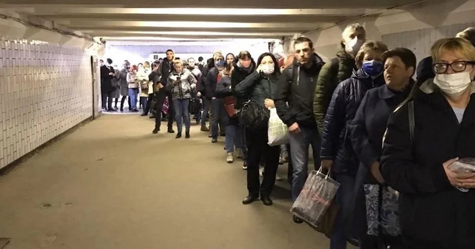 На входах в метро очереди без какого-либо дистанцирования — проверяют пропуска. То же самое на дорогах. ФОТО, ВИДЕО