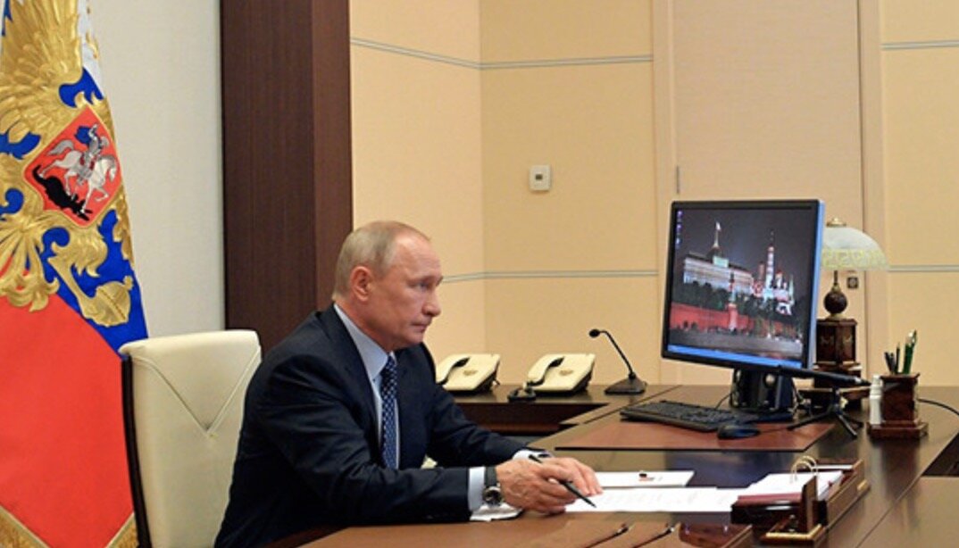 Путин разрешил регионам "аккуратно" смягчать ограничения после 11 мая, напомнив: им за все отвечать