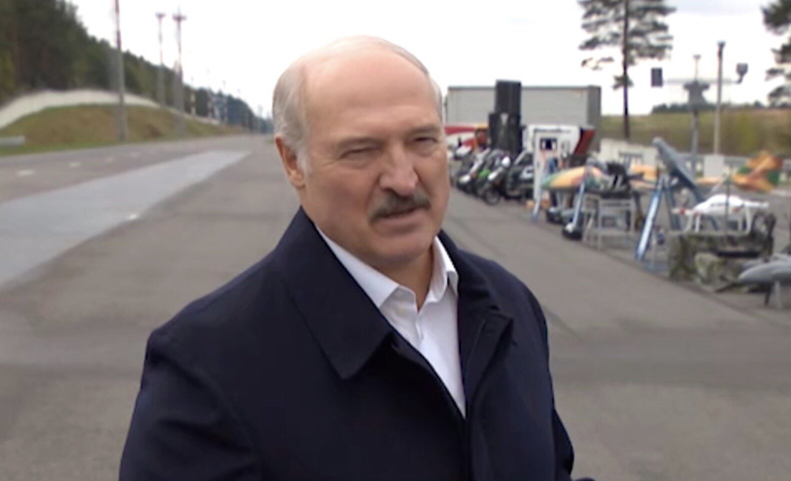 Лукашенко призвал мужчин не целовать чужих женщин и остаться в семье на период пандемии. ВИДЕО