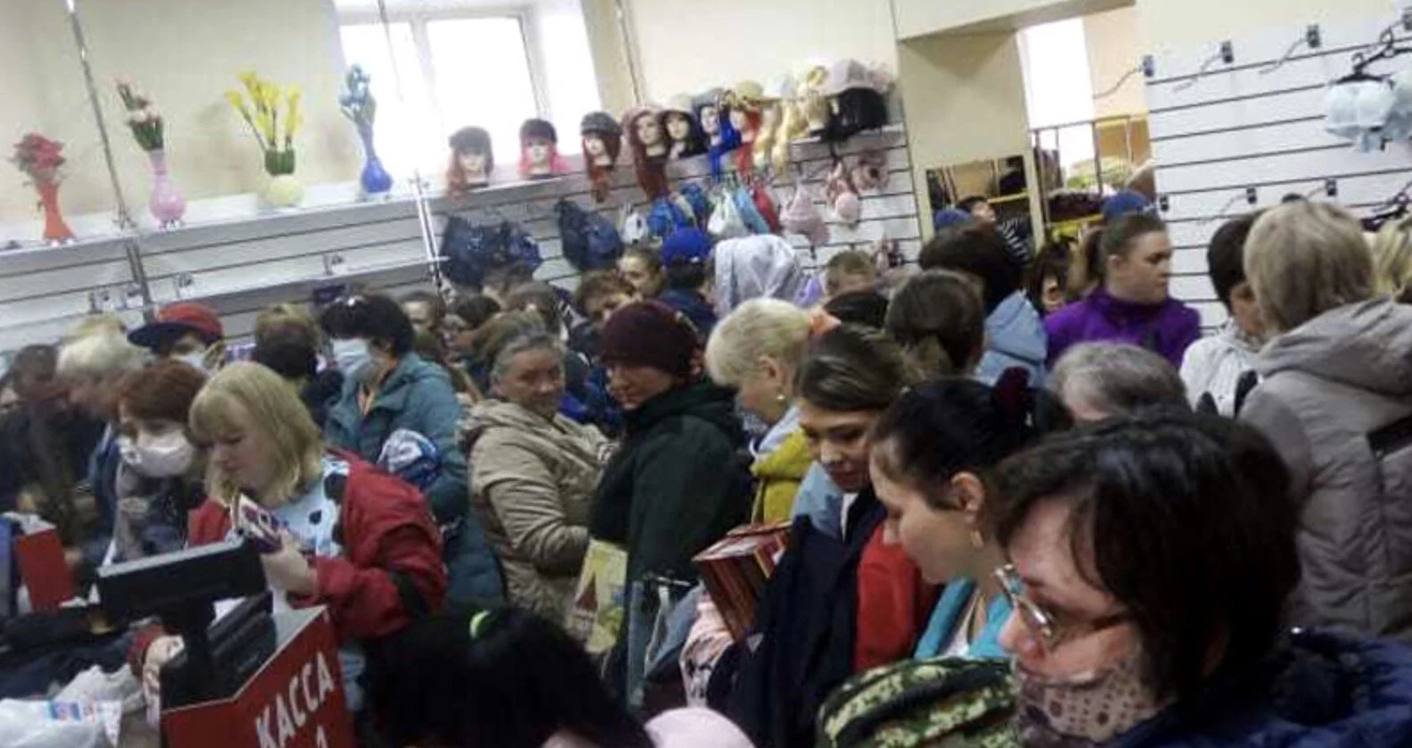 На Алтае в торговом центре устроили распродажу и собрали толпу в период карантина