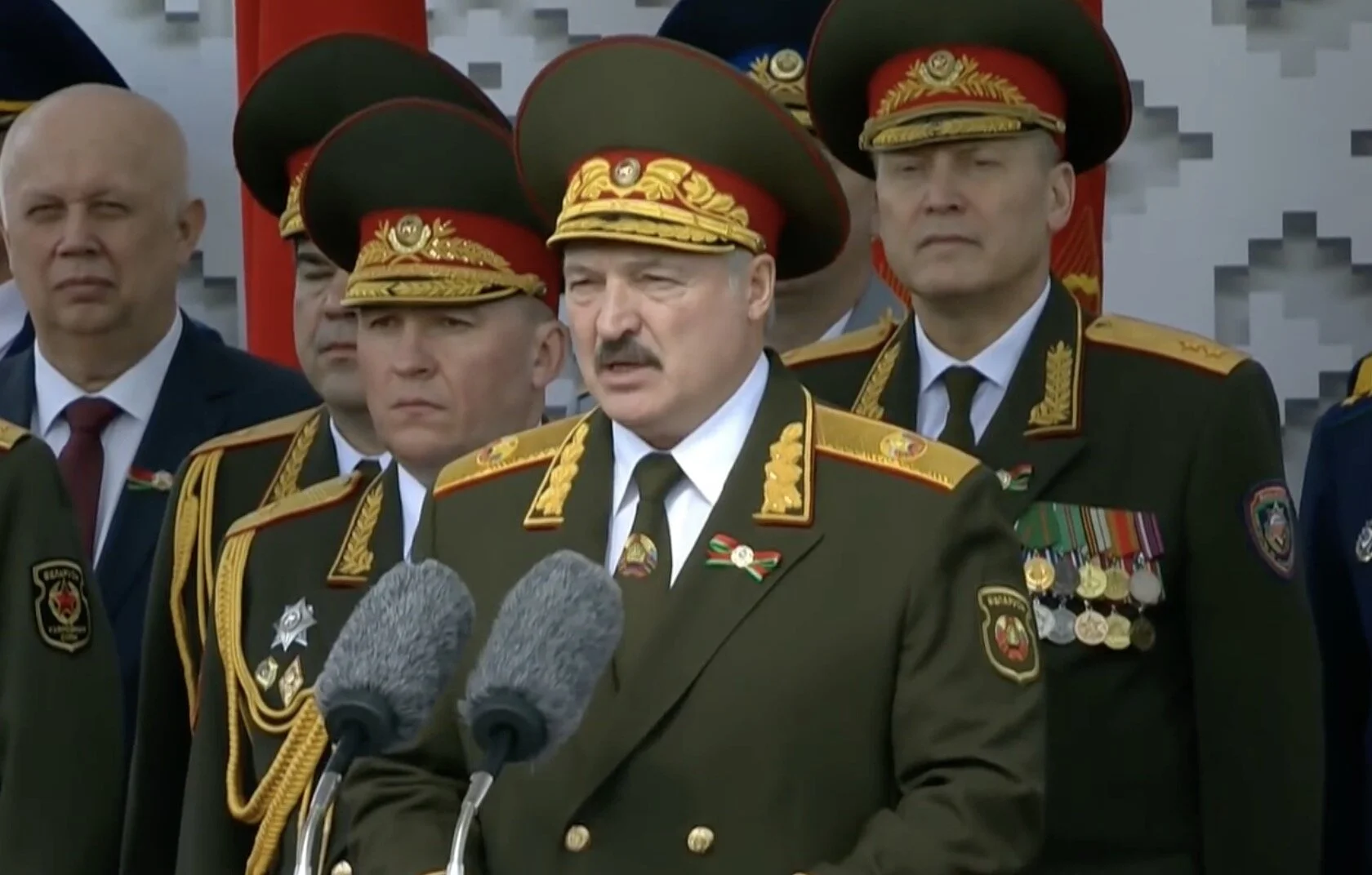 Речь Лукашенко на параде 9 Мая: "В этом обезумевшем, потерявшем ориентиры мире..." ВИДЕО