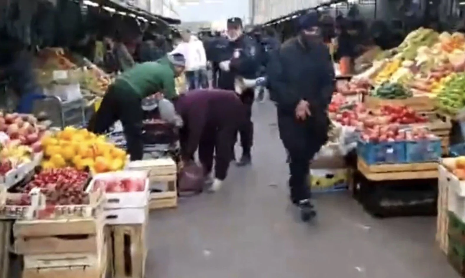 На рынке в Петербурге задержали мужчину, устроившего бесплатную раздачу еды толпе. ФОТО