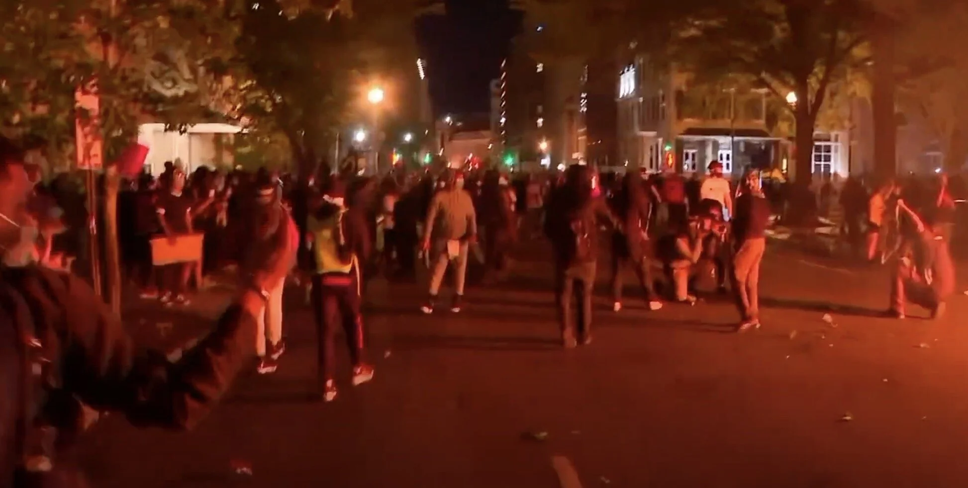 Ситуация в США: более 50 сотрудников Секретной службы ранены в беспорядках у Белого дома, в ряде городов силовики стали&nbsp;переходить на сторону протестующих