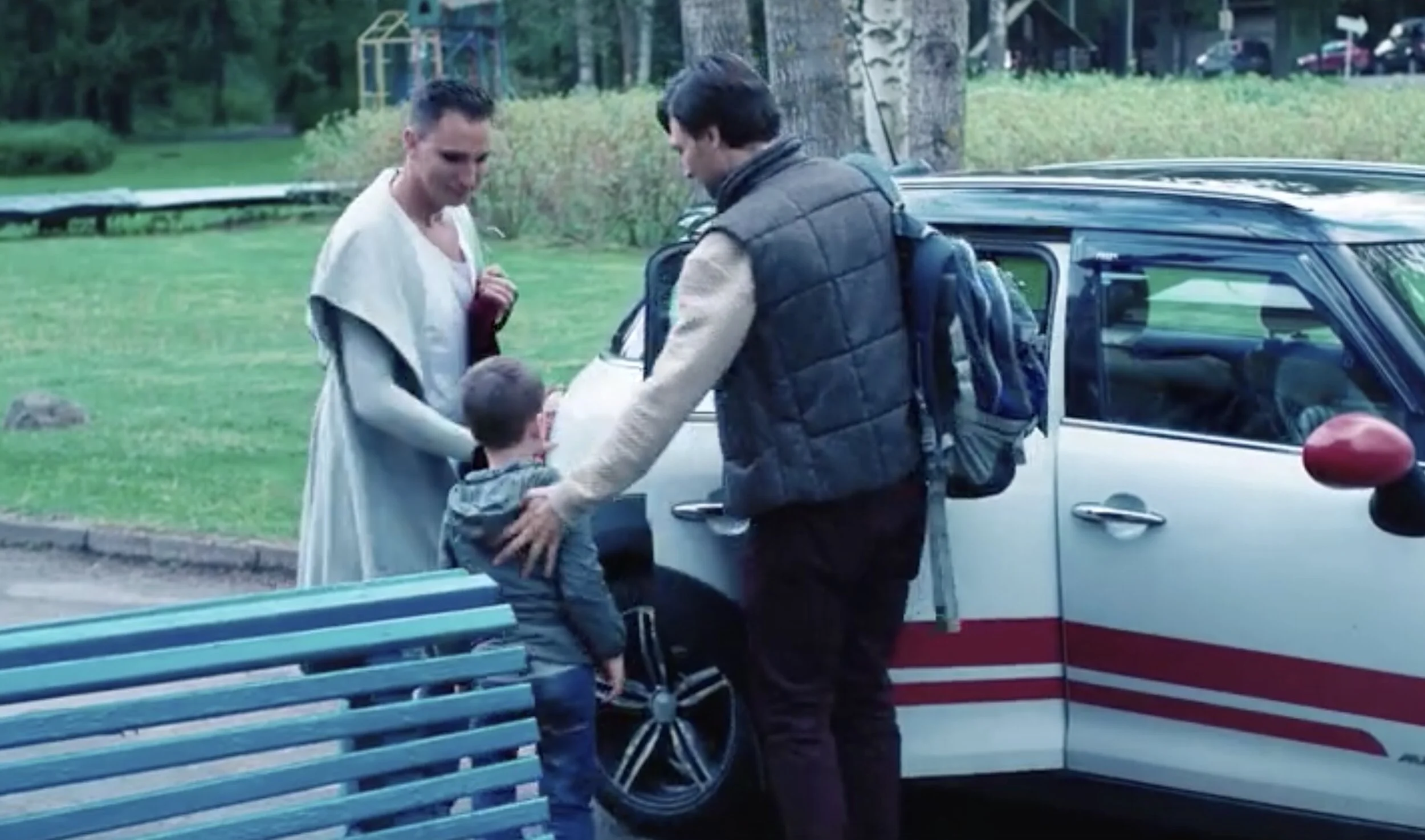 В соцсетях распространяется видеоролик, грозящий усыновлением российских детей гей-парами, если новая конституция не пройдет. ВИДЕО