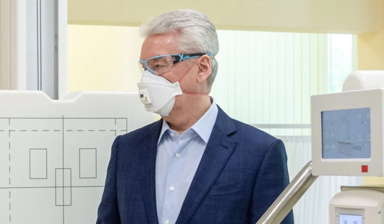 Собянин предрек возвращение к обычной жизни только через год. Маски придется носить долго