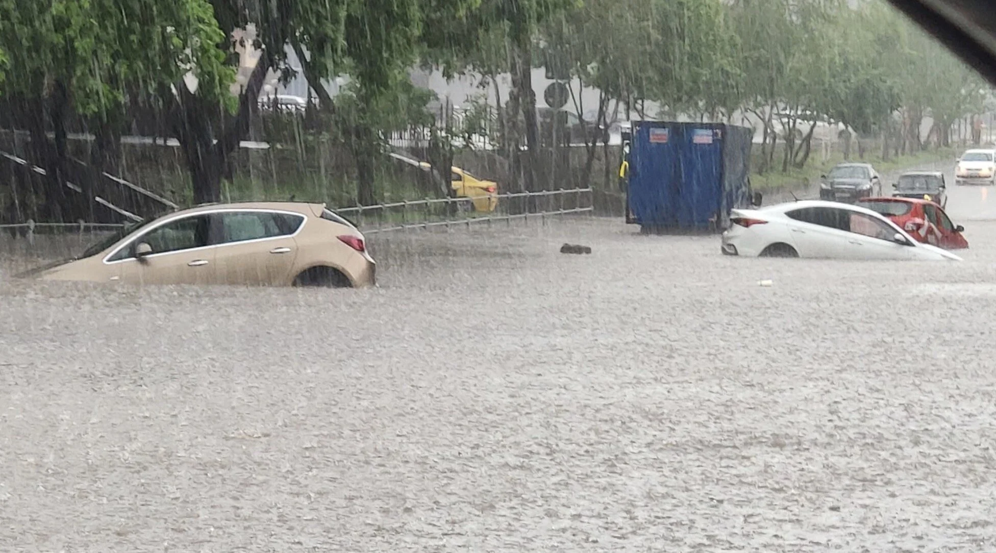 Московские дороги и дворы затопило после ливня, на Варшавке возникло море, но работу поливальных машин это не остановило. ВИДЕО