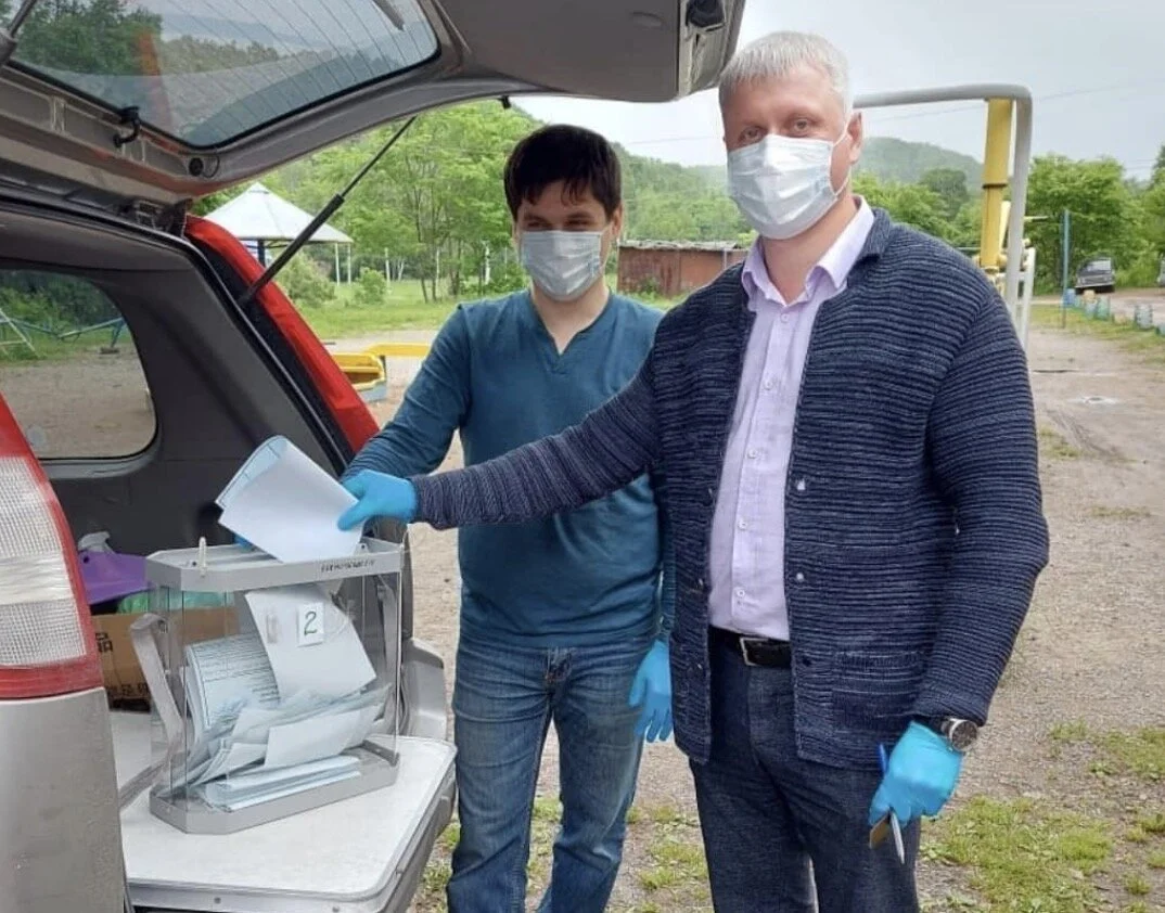 В регионах России голосование по изменению Конституции устроили в багажниках, на лавках, в автобусе... ФОТО, ВИДЕО