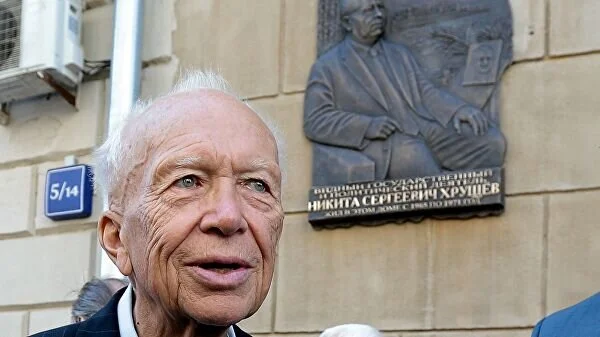 Сын Никиты Хрущева Сергей умер от огнестрельного ранения в голову