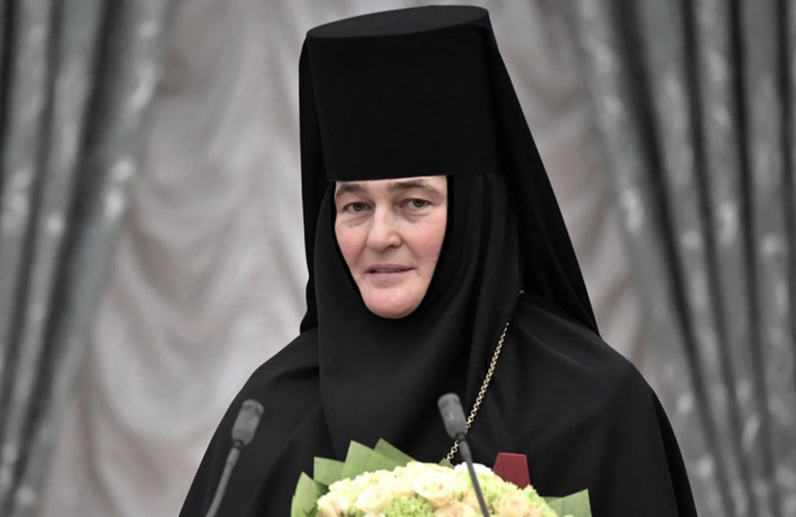 У игуменьи, управляющей гостиницами РПЦ, нашли Mercedes-Benz за 10 млн рублей