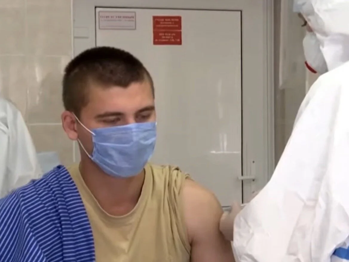 Добровольцы рассказали о побочных эффектах российской вакцины от коронавируса