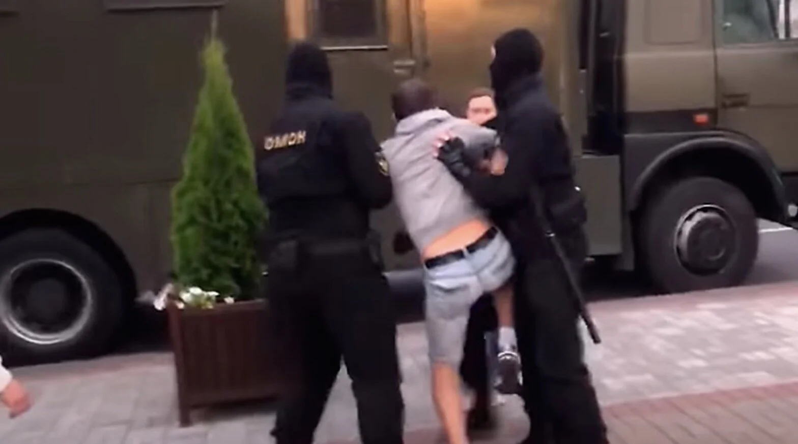 Более 200 человек, включая журналистов, задержали на стихийных акциях протеста в Белоруссии