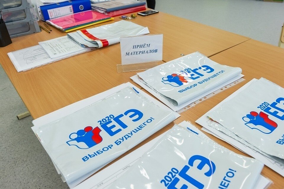 Родители школьников требуют отменить результаты ЕГЭ по химии из-за сложных заданий, с которыми еле справляются даже учителя