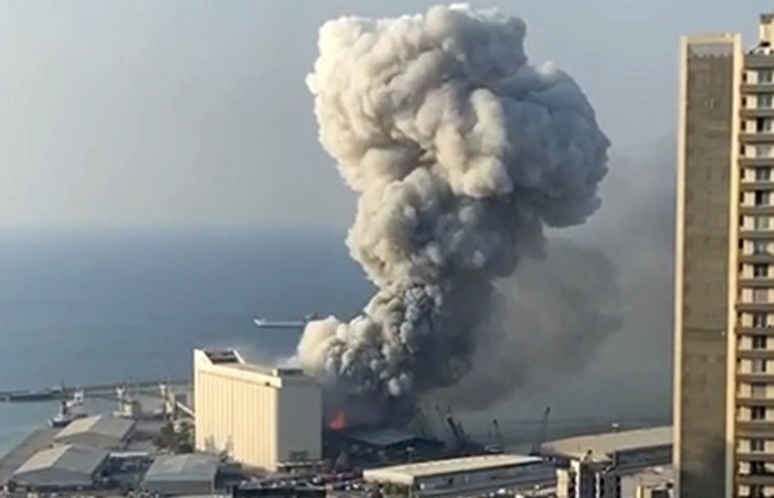 Взорвавшаяся в Бейруте селитра была грузом с арестованного судна российского бизнесмена