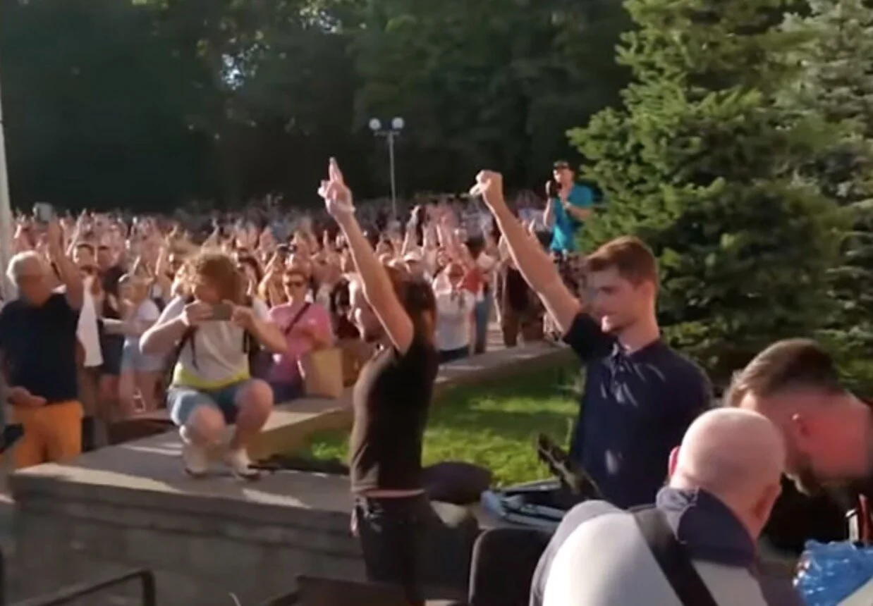 В Минске суд дал звукооператорам, поставившим песню Цоя "Перемен!" на городском празднике, по 10 суток ареста. ВИДЕО