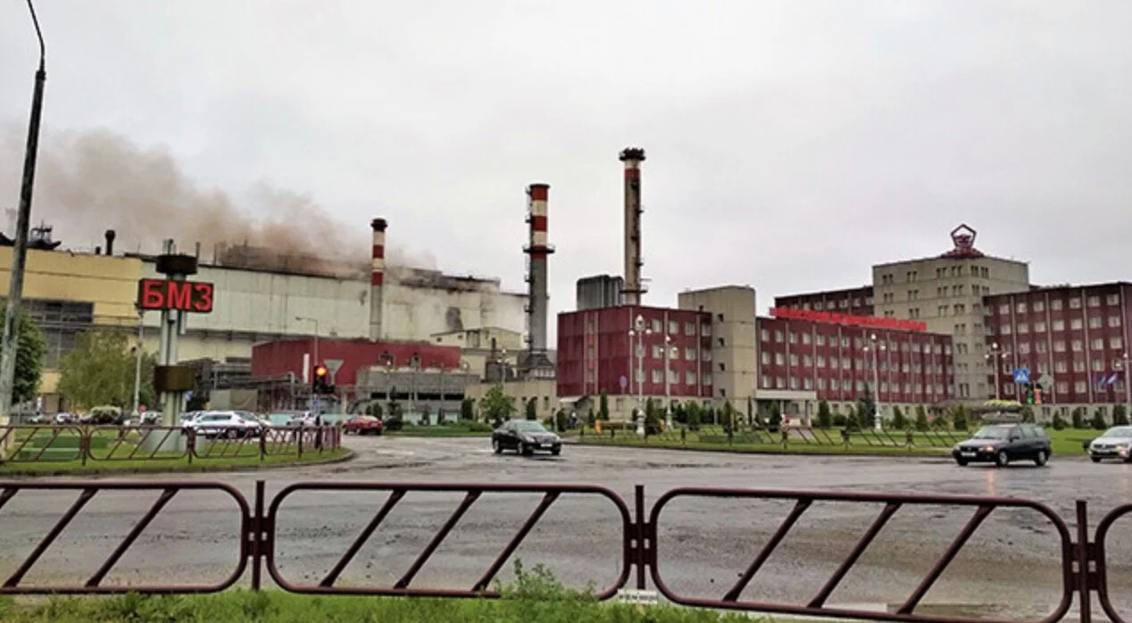 Один из главных заводов Белоруссии приостановил работу, туда пригнали автозаки и ОМОН