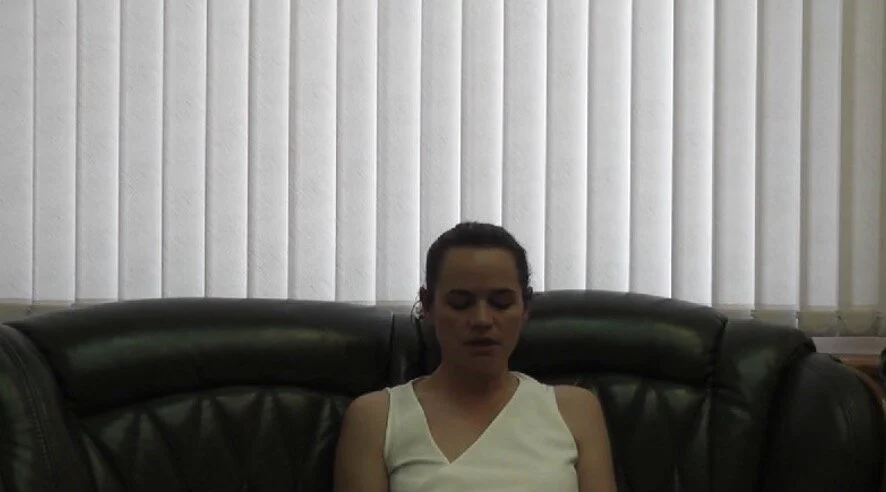 Тихановская, читая по бумажке, призвала белорусов к благоразумию и отказу от противостояния. ВИДЕО