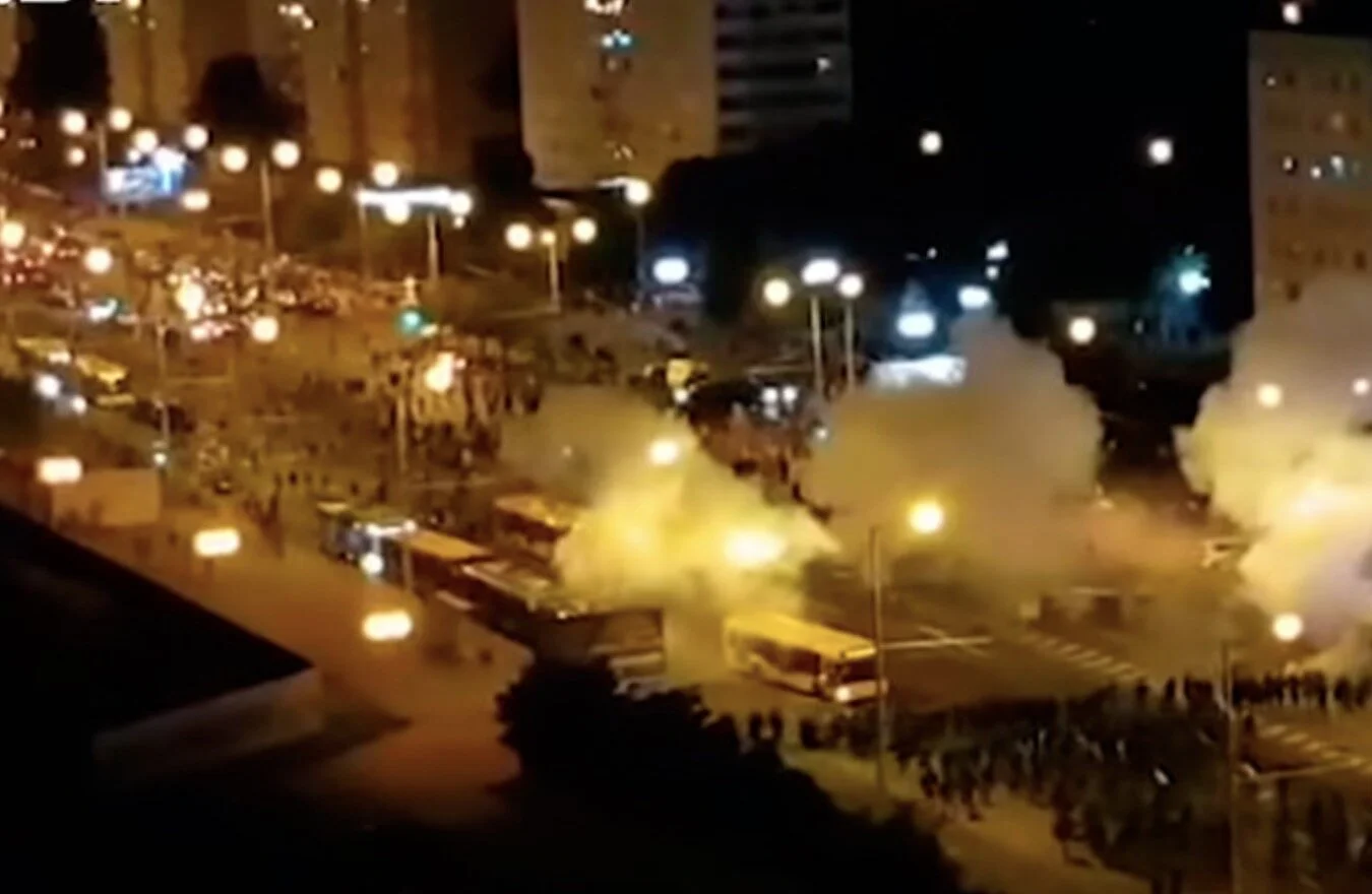 Вторая ночь протестов в Белоруссии: ОМОН под видом врачей, прицельный огонь по журналистам, один погибший. Главное