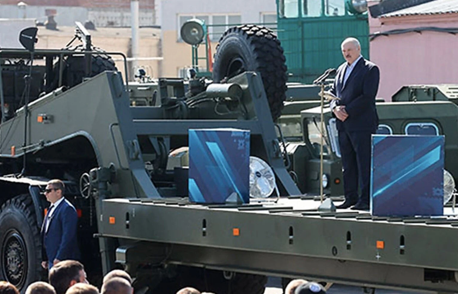 Лукашенко под крики "Уходи!" объявил, что новых выборов не будет, "пока вы меня не убьете". ВИДЕО