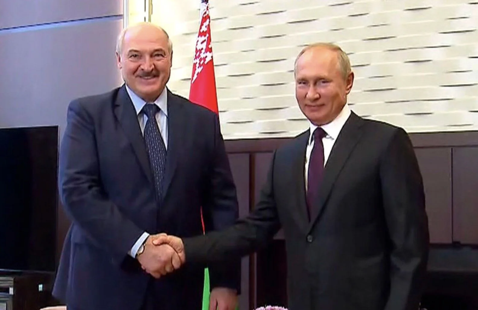 Путин одобрил работу над конституционной реформой в Белоруссии и обещал Лукашенко новый кредит