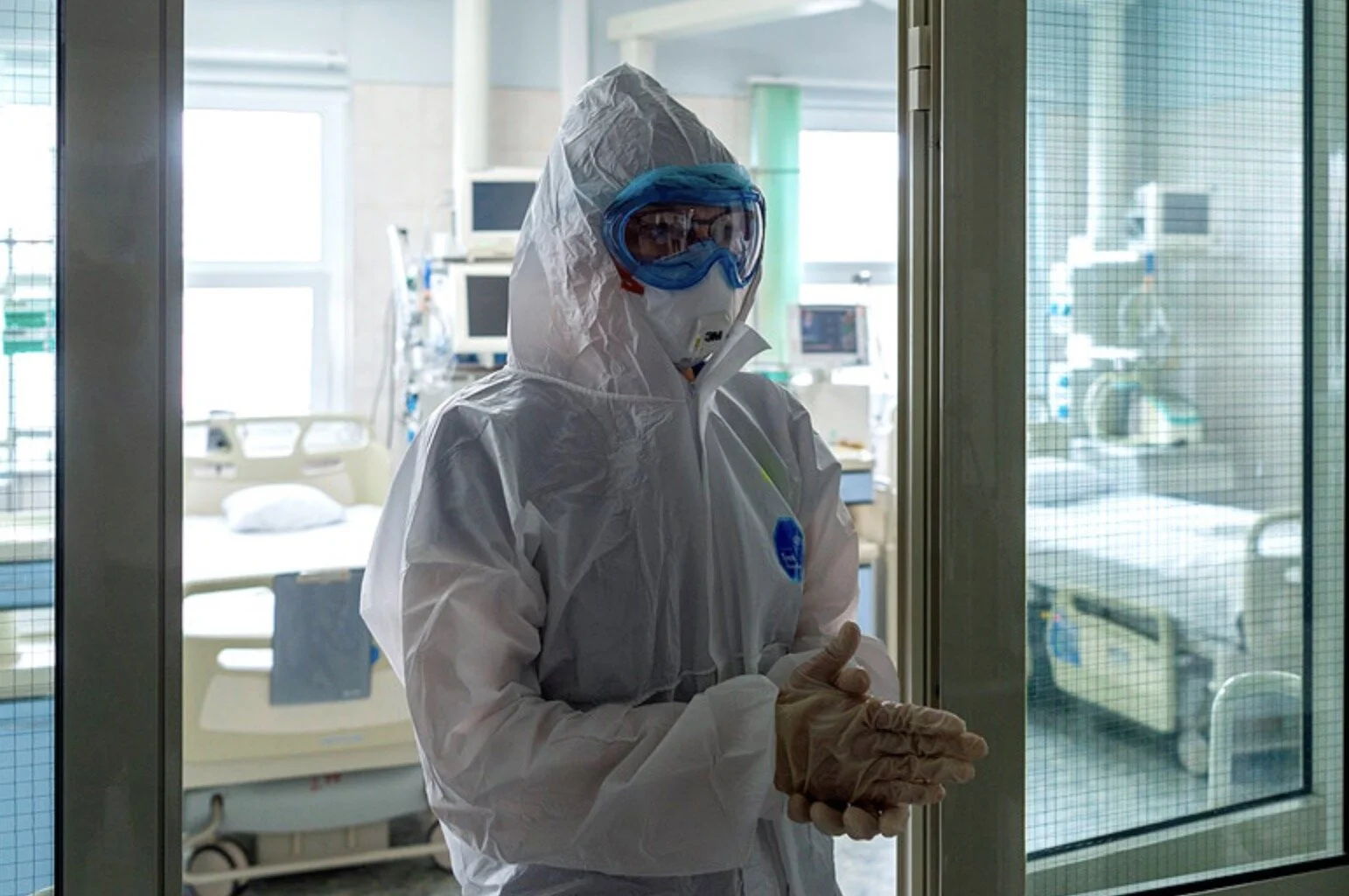 Койки для больных коронавирусом заняты в России уже на 90%