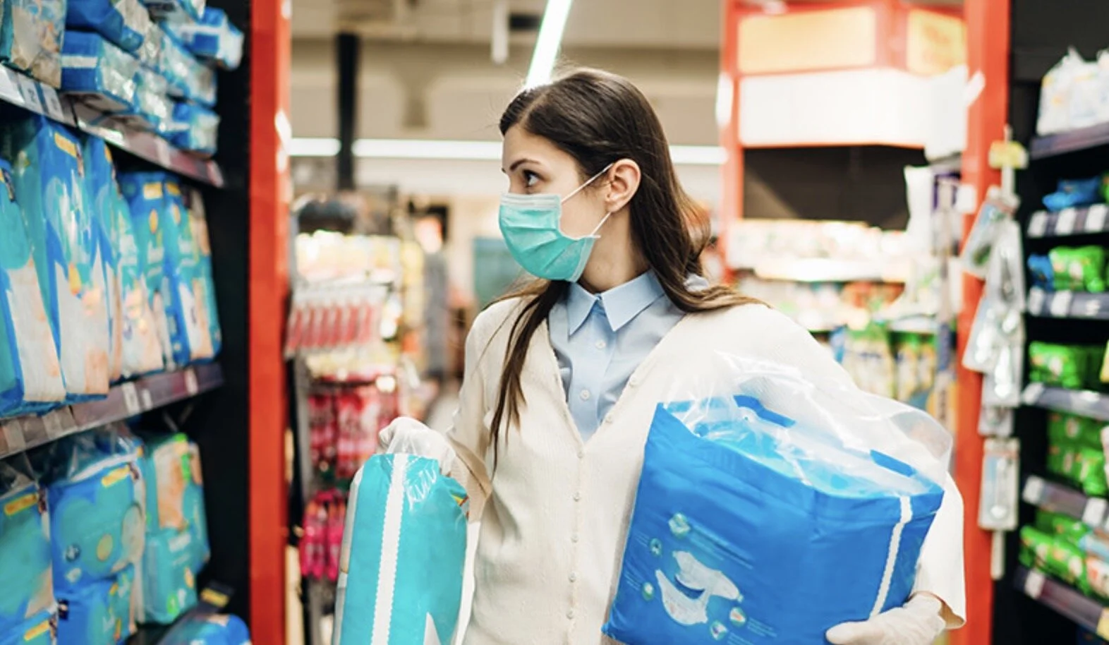 Россияне вновь начали закупать товары впрок, опасаясь нового карантина