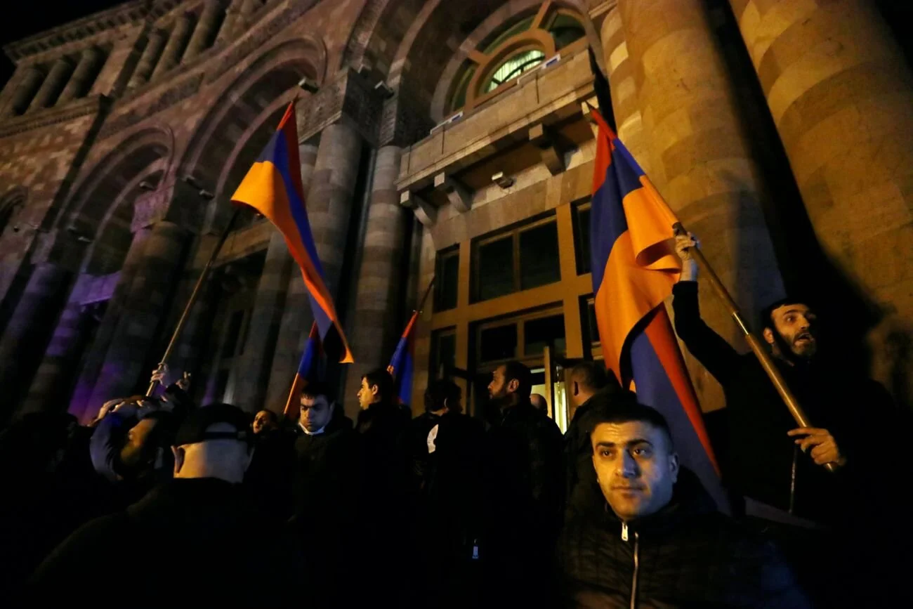 Пашинян согласился сдать армянские земли Азербайджану, в регион войдут российские миротворцы, в Ереване люди громят правительство