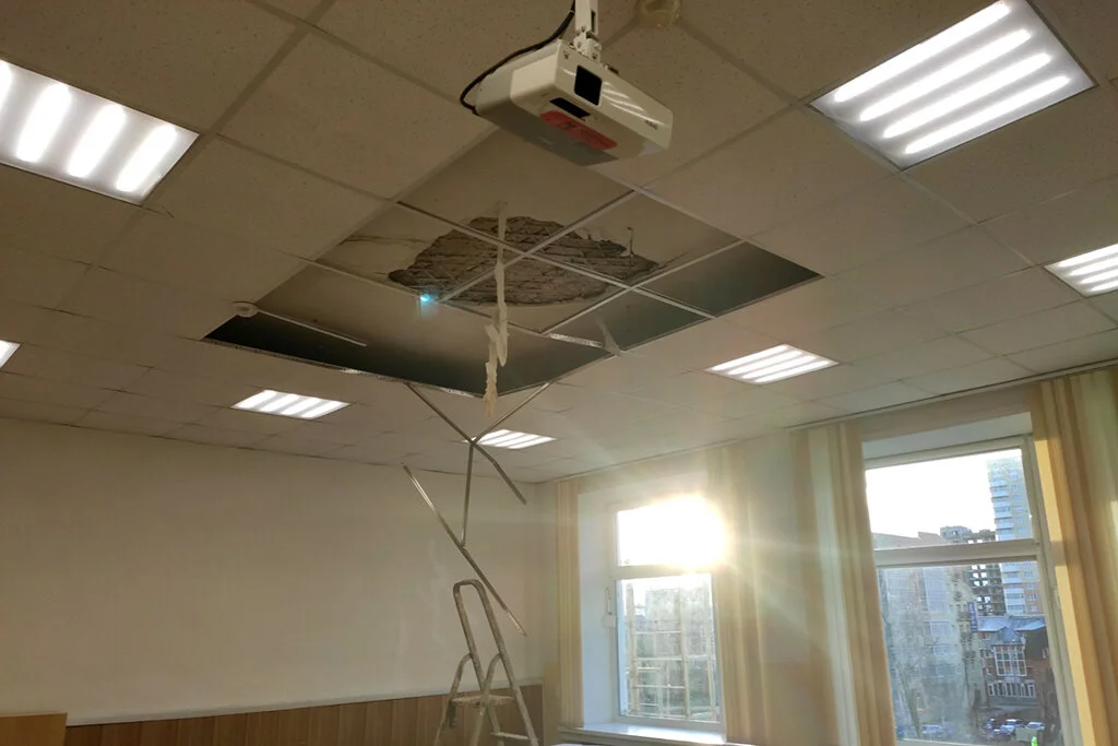 В архангельской школе во время урока на детей обрушился фальшпотолок