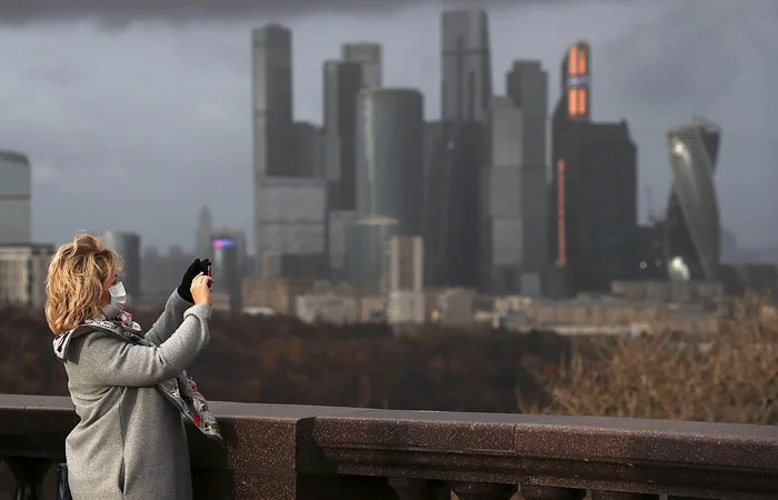 Московские власти надеются к лету сократить до минимума ограничения по коронавирусу