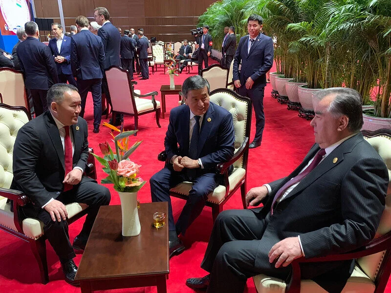 Территория производства вакцины «Спутник V» расширяется: о запуске производства задумался Президент Монголии