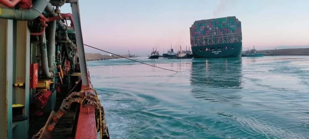 Убытки в миллиард долларов: администрация Суэцкого канала подсчитала потери из-за севшего на мель гигантского контейнеровоза