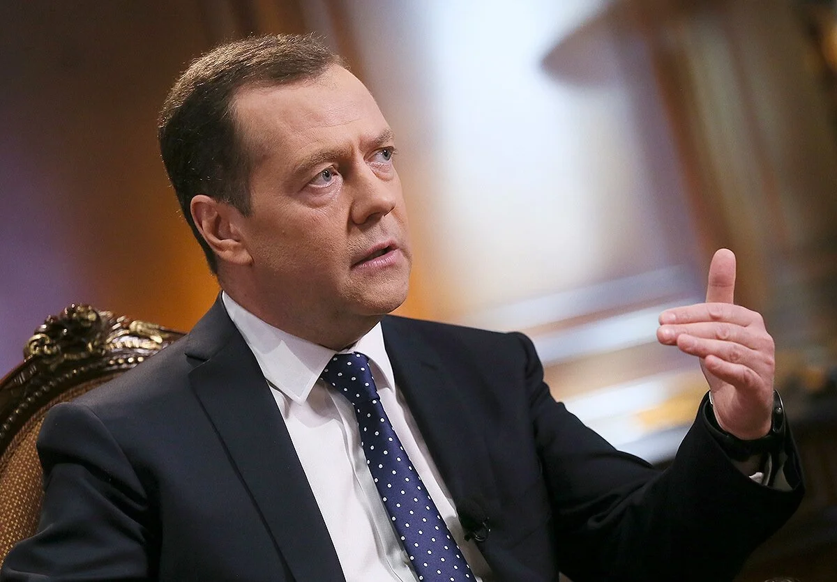 Продолжение истории с четырехдневной рабочей неделей: Дмитрий Медведев предложил провести эксперимент в регионах