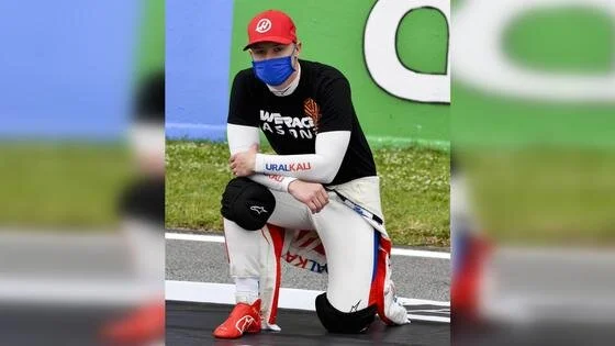 Не поняли жеста по случаю Дня Победы: иностранные фанаты осудили Мазепина за преклонение колена