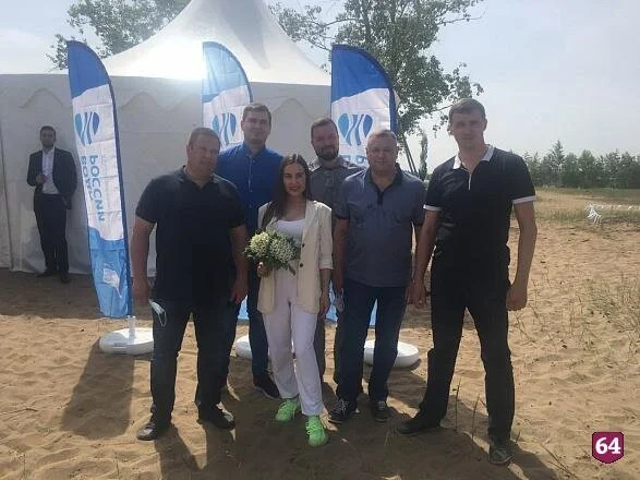 В Саратове прошла акция по уборке берегов Волги - собралось несколько сотен человек