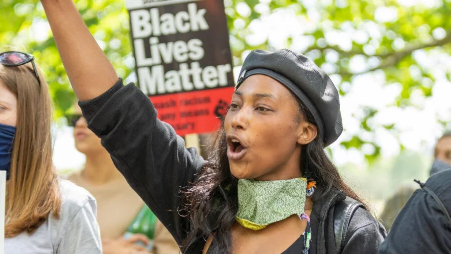 Выстрелом в голову ранена активистка BLM - ее подруга говорит, что всё произошло случайно
