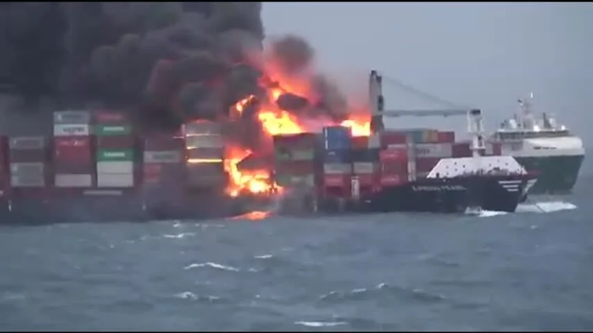 Шри-Ланка опасается экологической катастрофы - к ней может привести пожар на контейнеровозе
