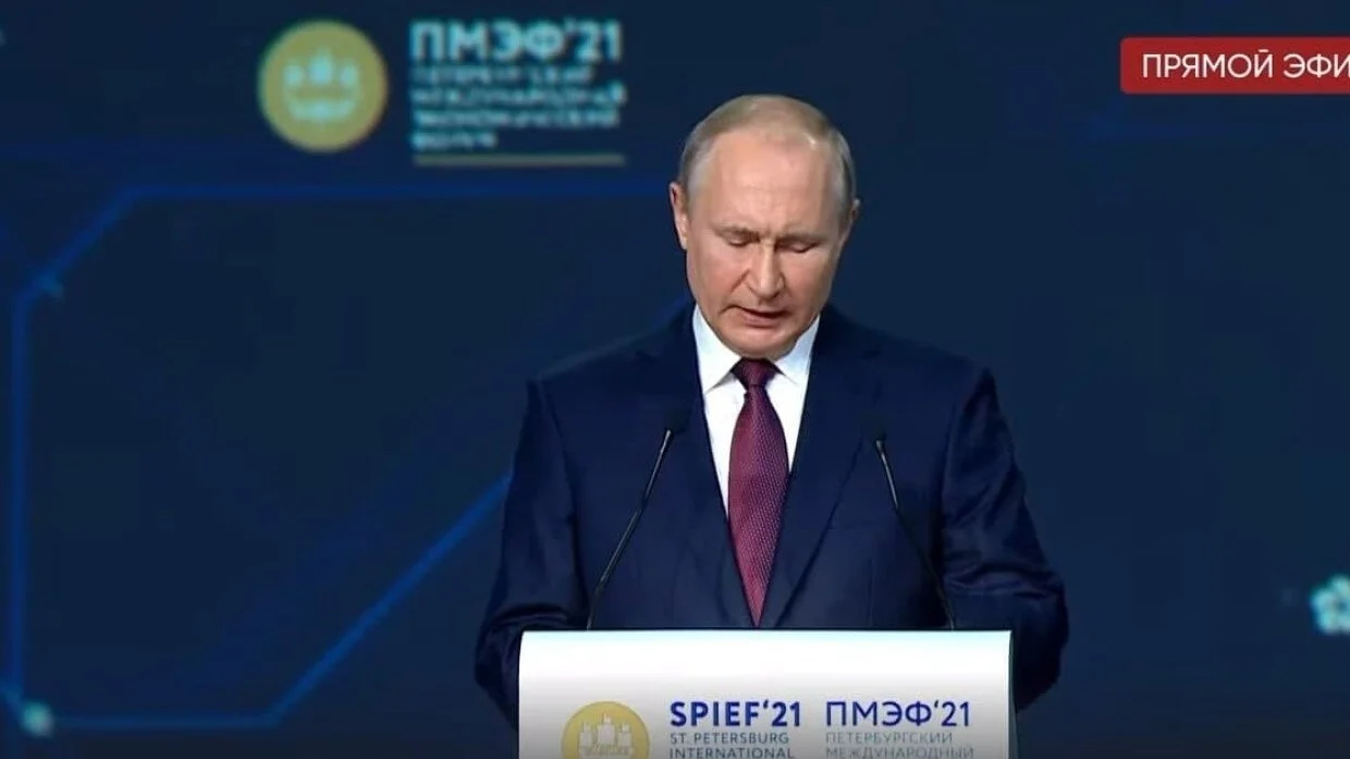 "Плевать я хотел, что меня заблокируют в интернете" - так Владимир Путин отреагировал на предположение о реакции соцсетей на реплику про штурм американского Капитолия