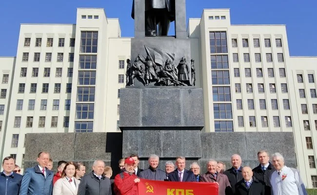 Белорусские коммунисты возложили цветы к памятнику Ленину