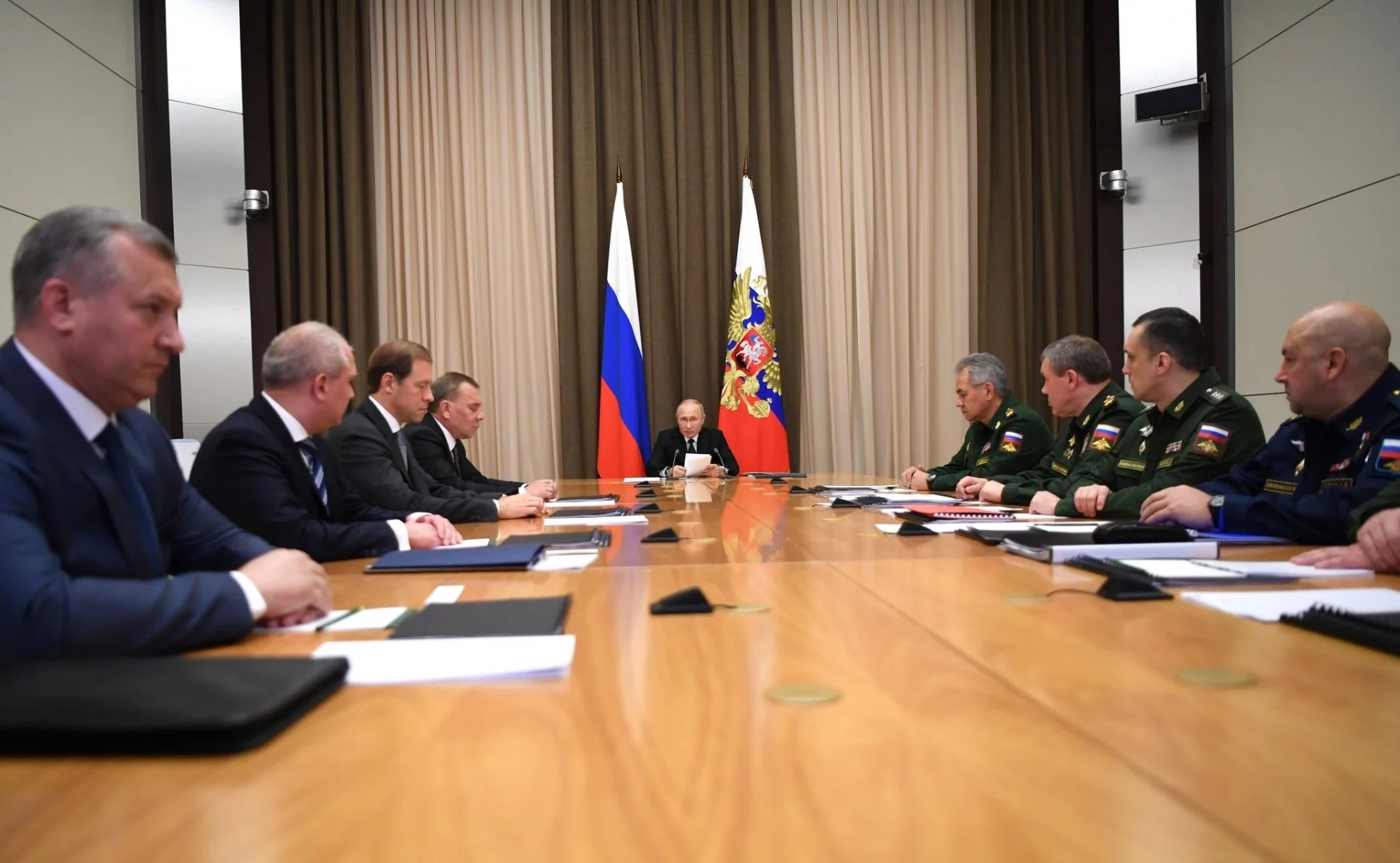 Владимир Путин поручил максимально быстро оснастить передовые участи, участвующие в СВО