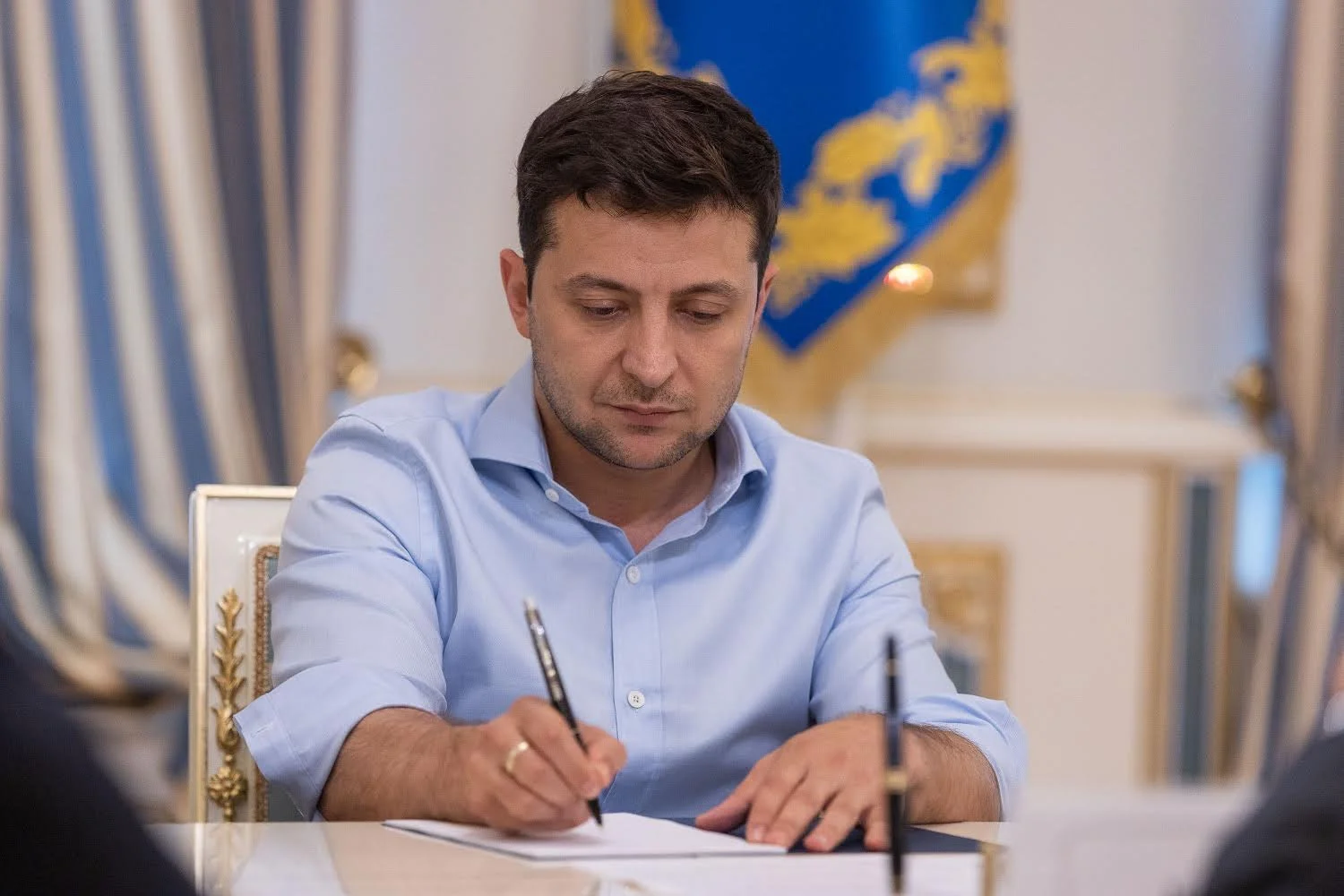 Владимир Зеленский ввел санкции против очередных деятелей культуры и журналистов